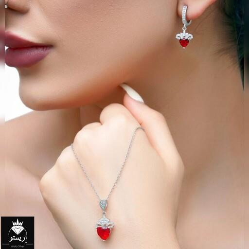 نیمست نقره جواهری نگین قرمز  قلبی شیک و خاص به همراه زنجیر  دیپلمات به طول 40 سانتیمتر نقره با عیار 925 و آبکاری طلاسفید